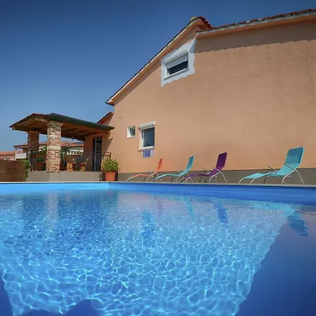 公寓 Beautiful In Porec With Swimming Pool