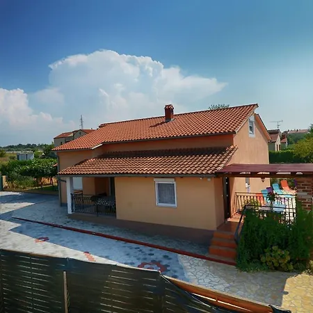 Beautiful In Porec With Swimming Pool 公寓