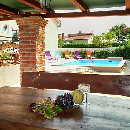 Beautiful In Porec With Swimming Pool 公寓