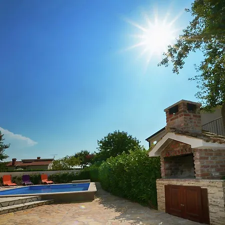 公寓 Beautiful In Porec With Swimming Pool *
