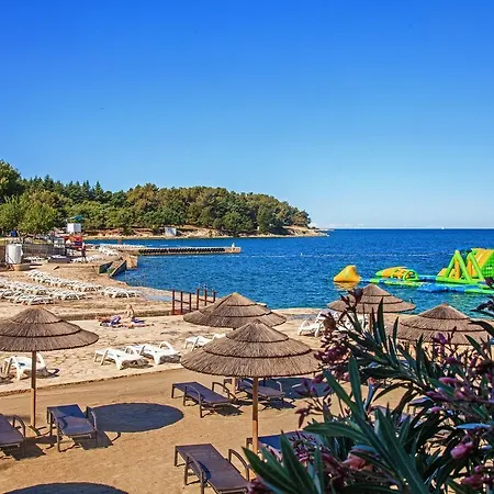 公寓 Beautiful In Porec With Swimming Pool